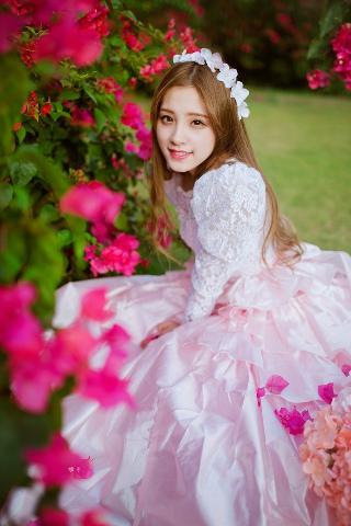 年轻漂亮的女士护士内衣